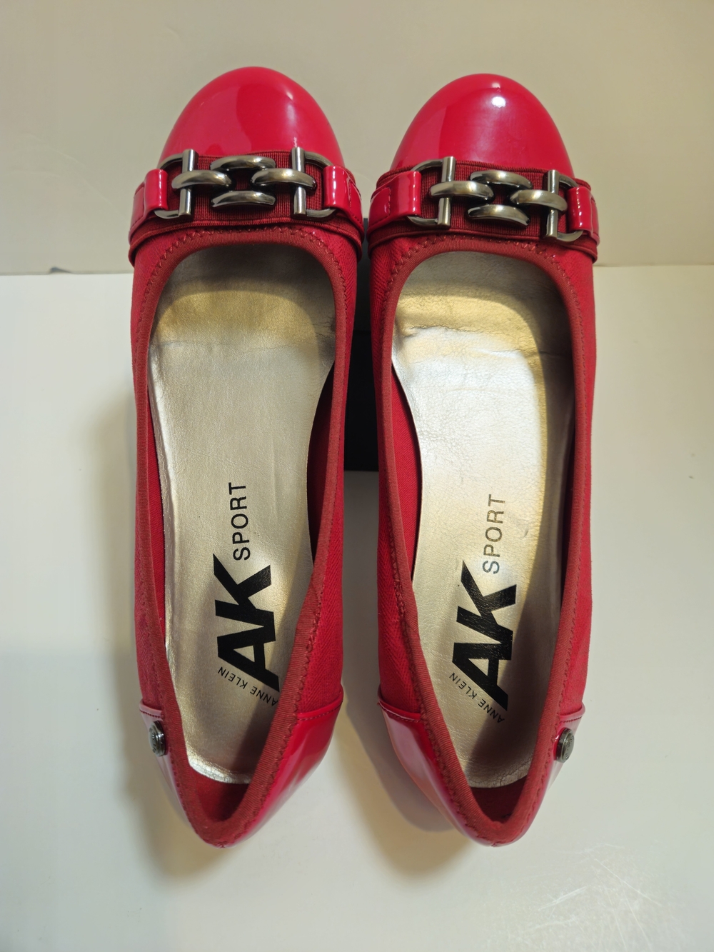 AK Anne Klein Sport Womens Ballet Flats Red Chain Detail Round Toe Slip On 8.5M - Picture 4 of 15